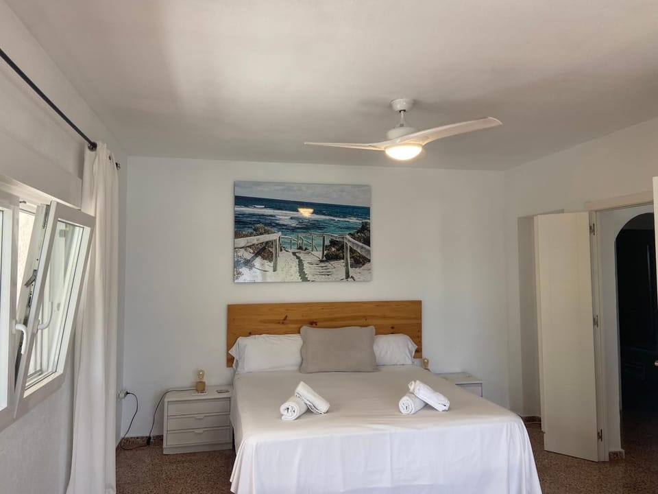 Bed, Summer, Photo of the whole room, Bedroom, fireplace, towels