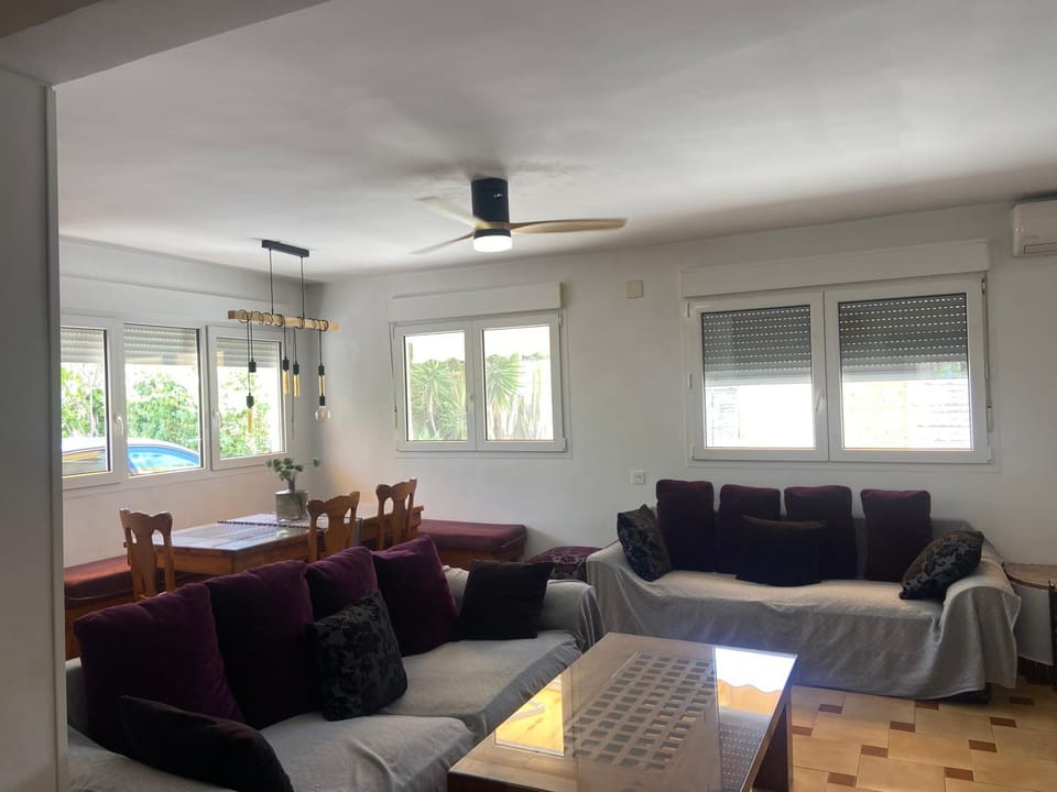 Dining area, fireplace