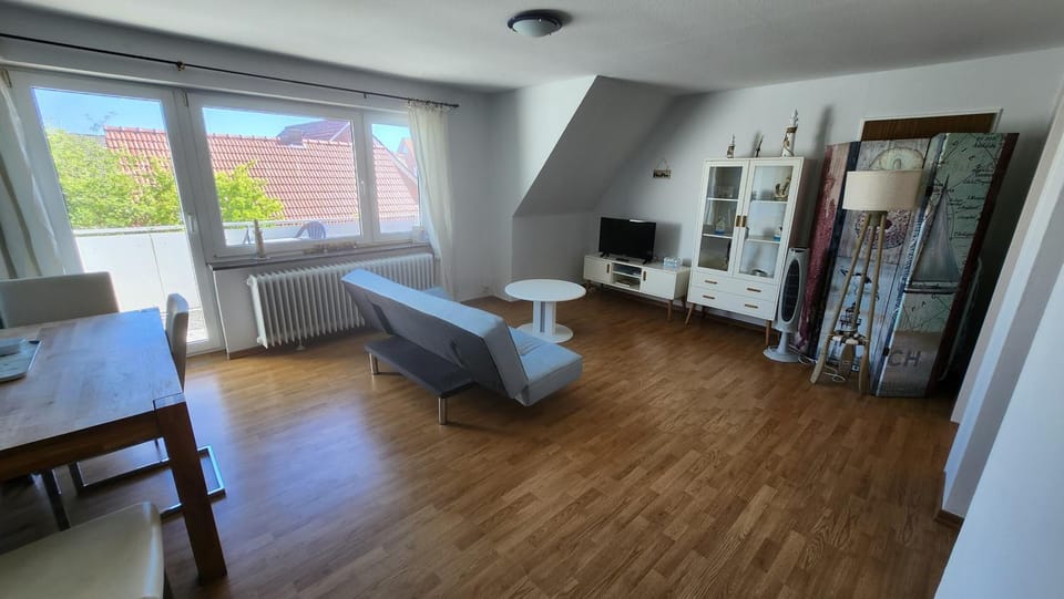 Gästezimmer mit Wohnzimmer in Norddeich House in Norden