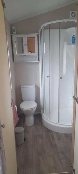 Shower, Toilet