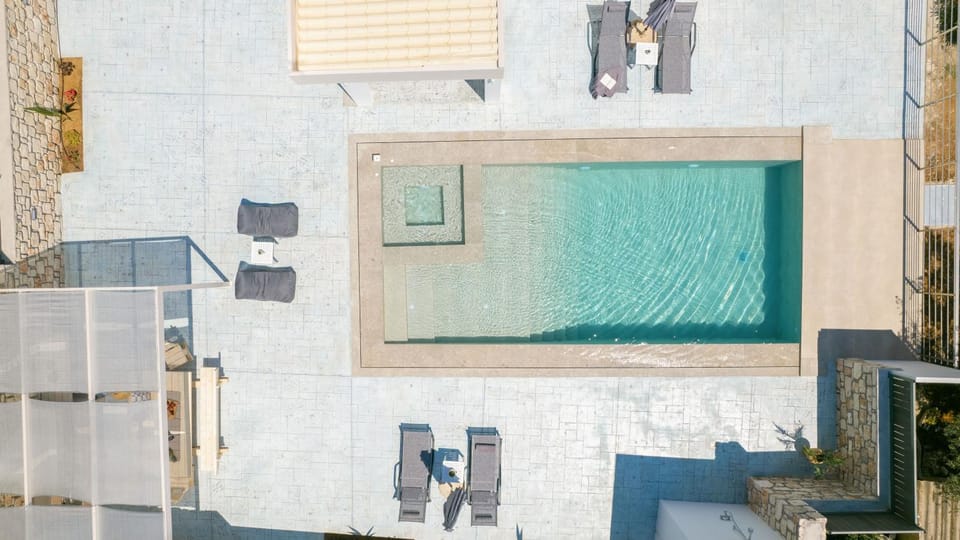 Day, Pool view, Swimming pool, sunbed