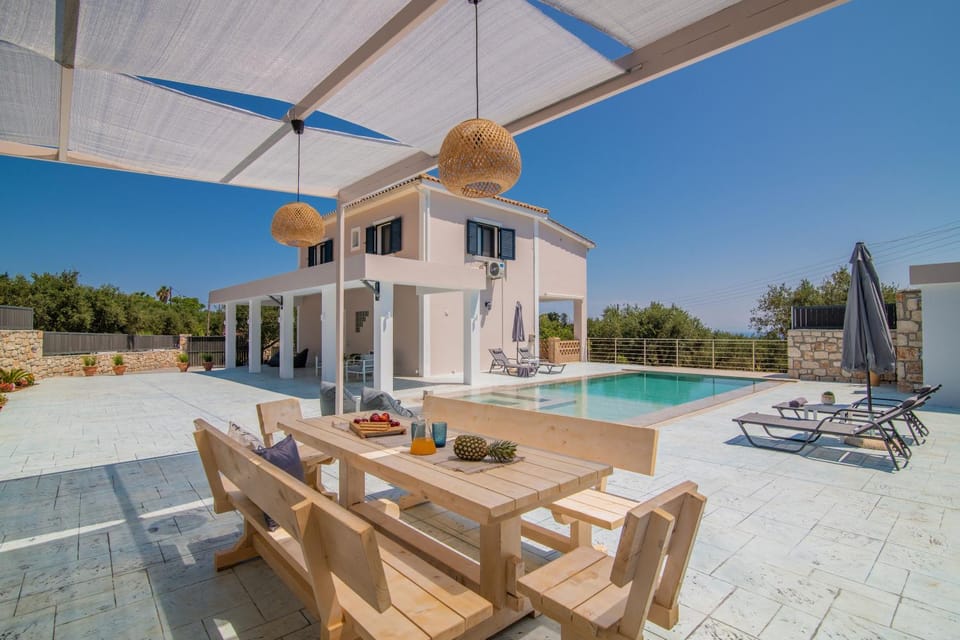 Property building, Patio, Day, Garden, Pool view, Swimming pool, sunbed