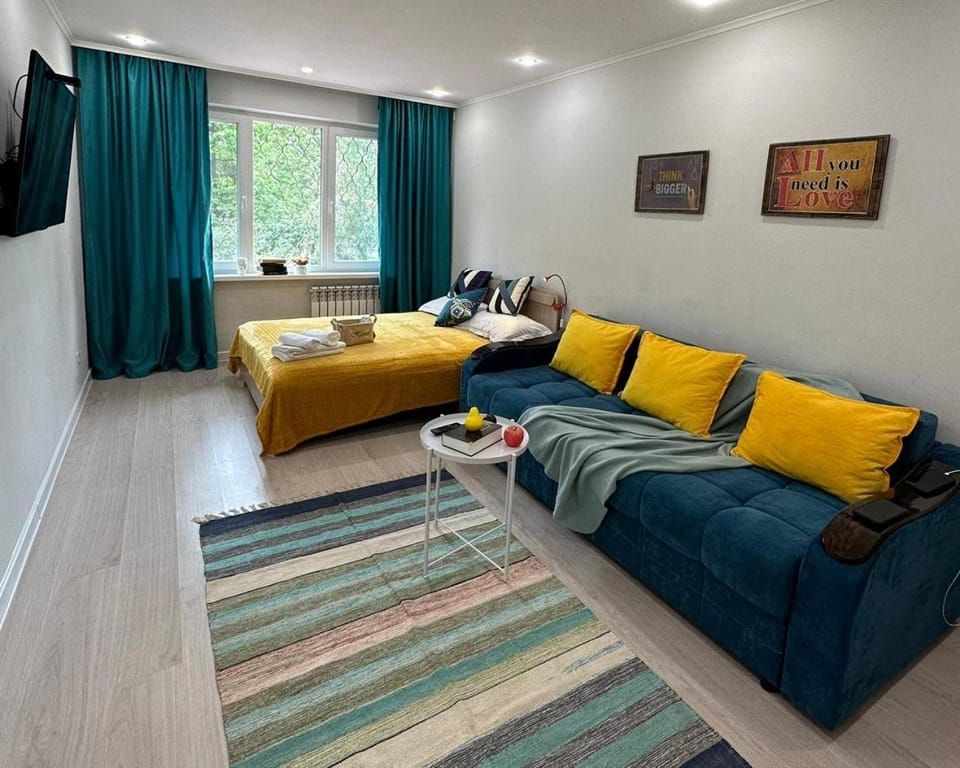 Bed, TV and multimedia, Living room, Photo of the whole room, Seating area, Bedroom