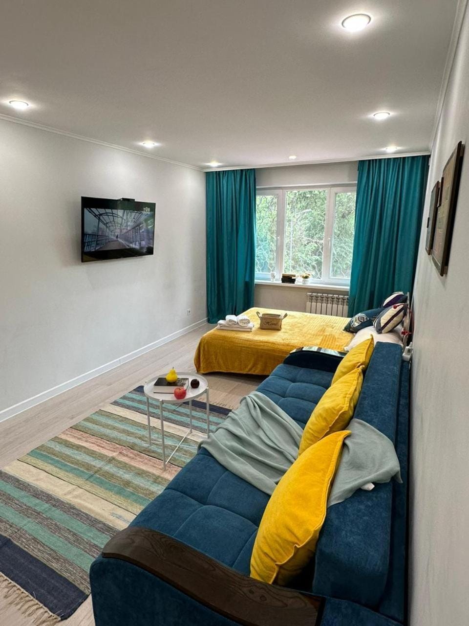 Bed, TV and multimedia, Living room, Photo of the whole room, Seating area, Bedroom, towels
