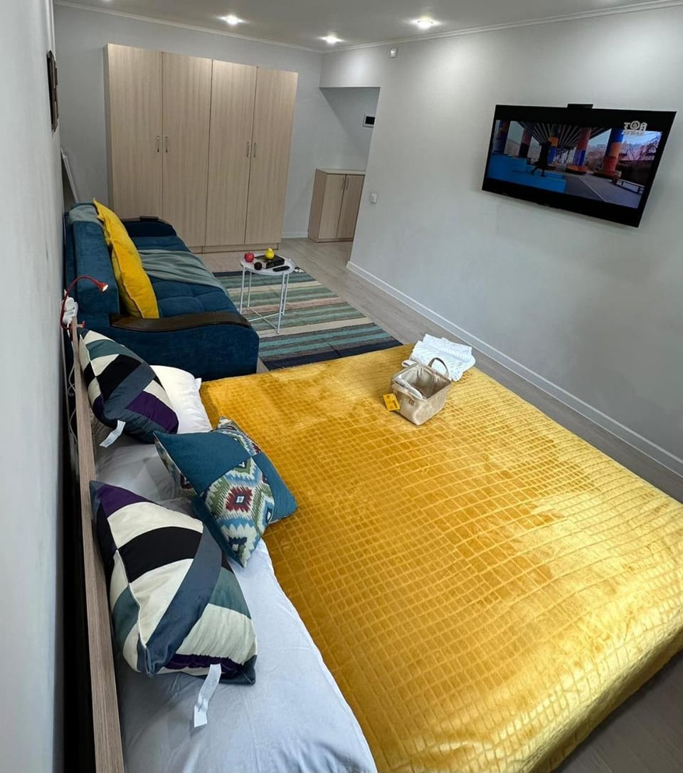 Bed, TV and multimedia, Photo of the whole room, Bedroom, towels