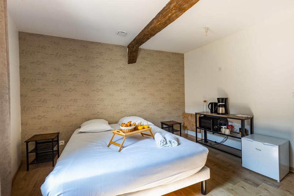 Bed, Food and drinks, Bedroom, minibar