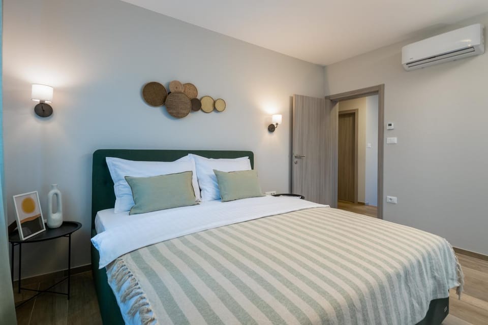 Bed, Photo of the whole room, Bedroom, air conditioner