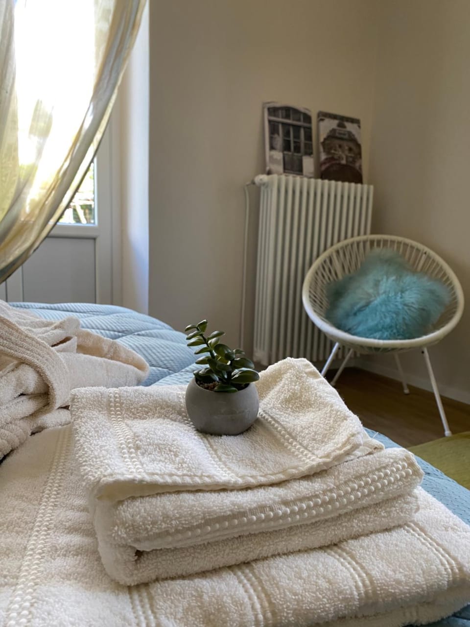 Bedroom, towels