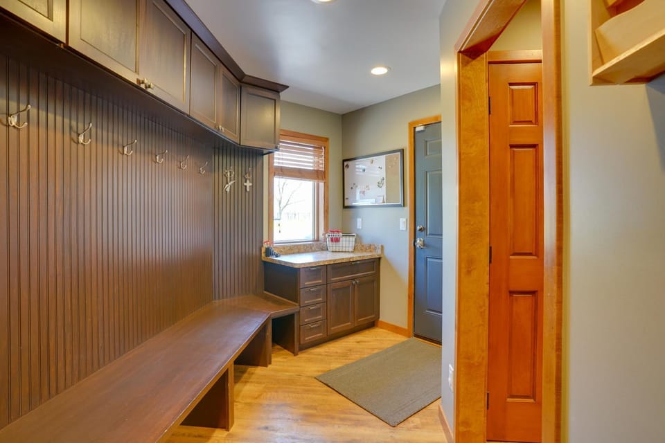 Expansive Retreat on 5 Acres in Shakopee! House in Prior Lake