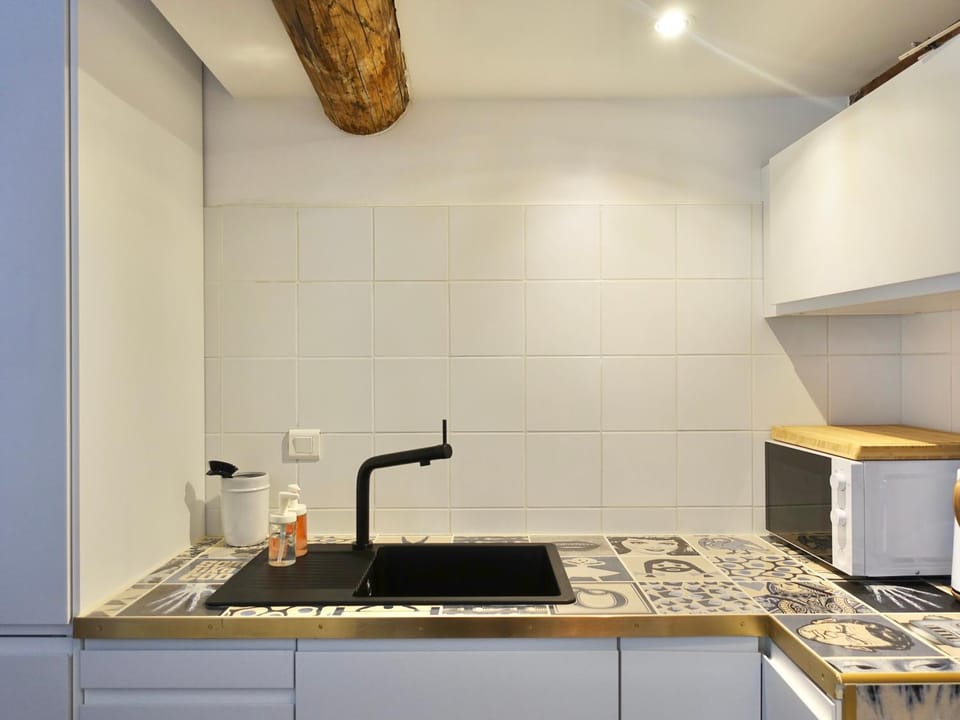 Kitchen or kitchenette, minibar, stove