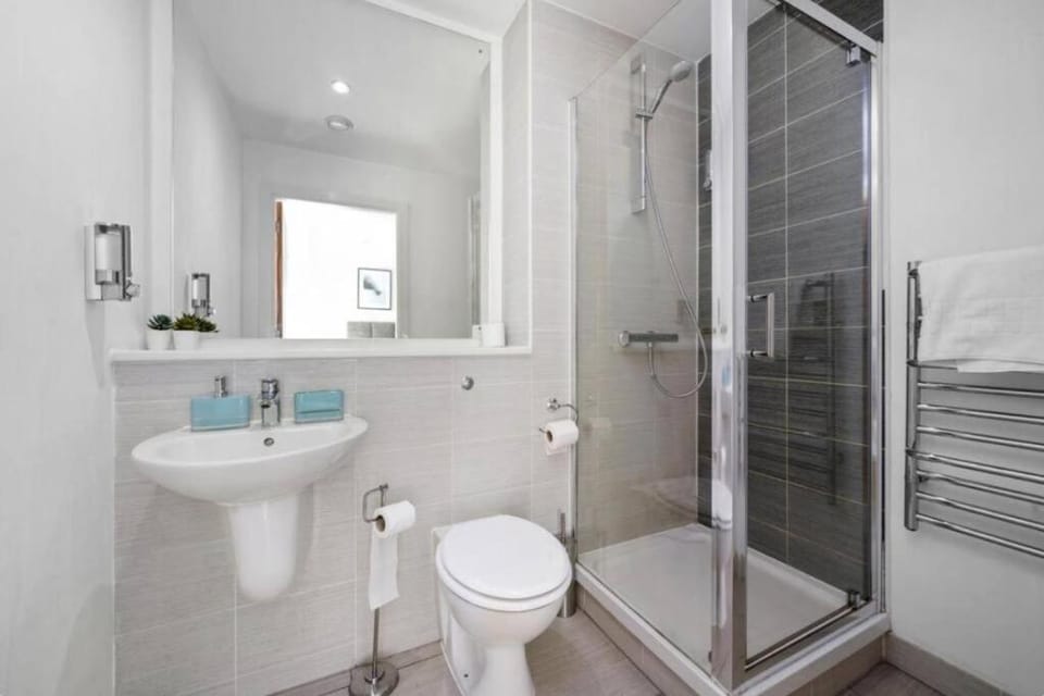 Stunning 3-Bedroom Flat with Parking Apartment in Manchester