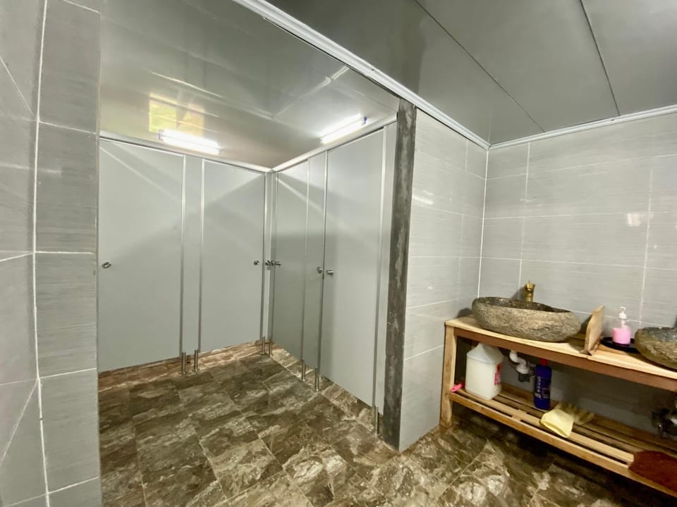 Shower, Toilet