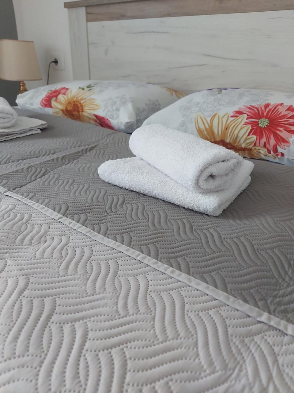 Bed, towels