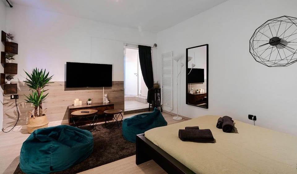Communal lounge/ TV room, Bed, TV and multimedia, Living room, Photo of the whole room, Evening entertainment, Bedroom, towels