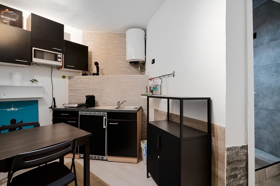 Kitchen or kitchenette, Dining area, minibar