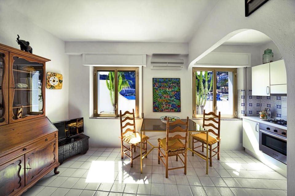 Photo of the whole room, Dining area