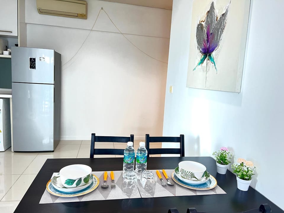 Coffee/tea facilities, Kitchen or kitchenette, Living room, Food and drinks, Seating area, Dining area, Food, minibar, oven