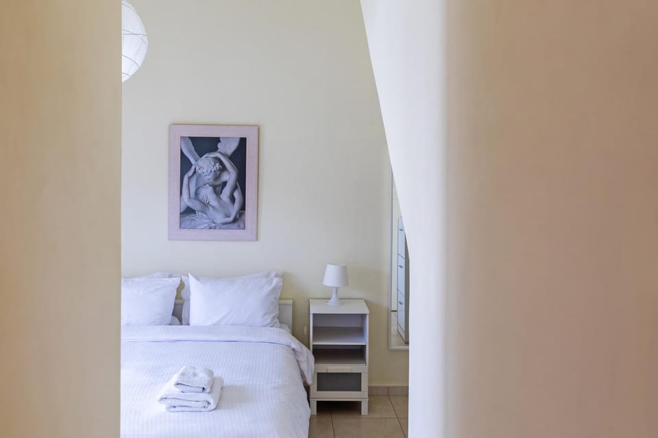 Bed, Day, Summer, Bedroom, towels