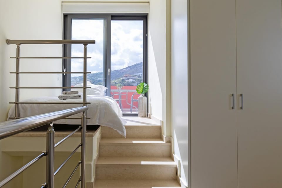 Bed, Day, Balcony/Terrace