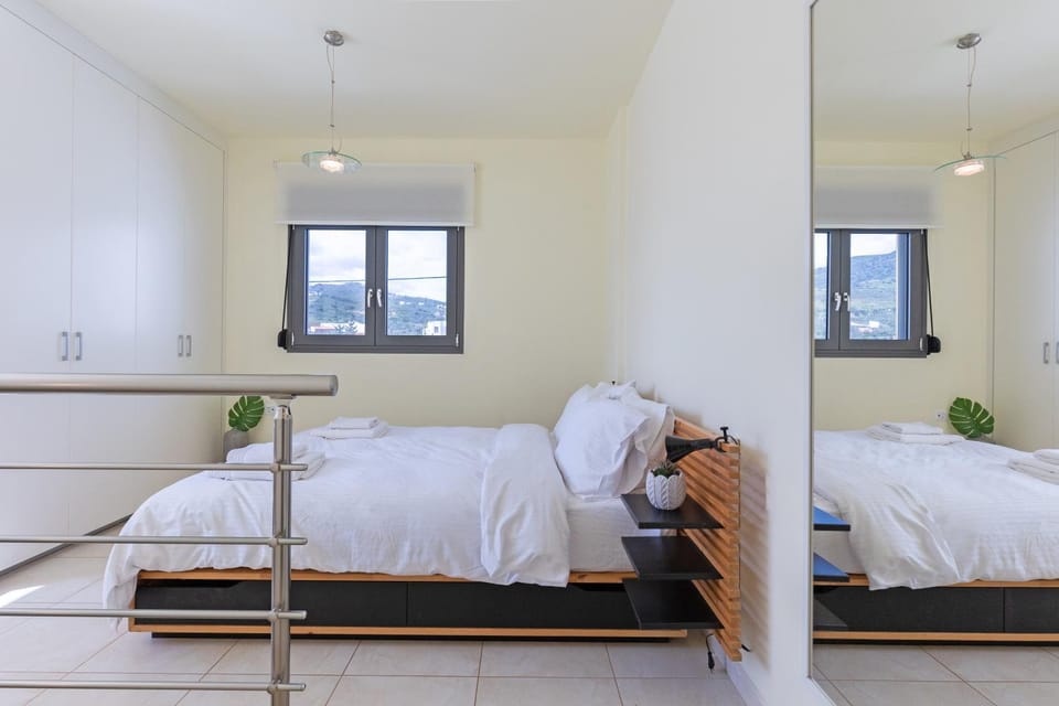 Bed, Day, Summer, Photo of the whole room, Bedroom