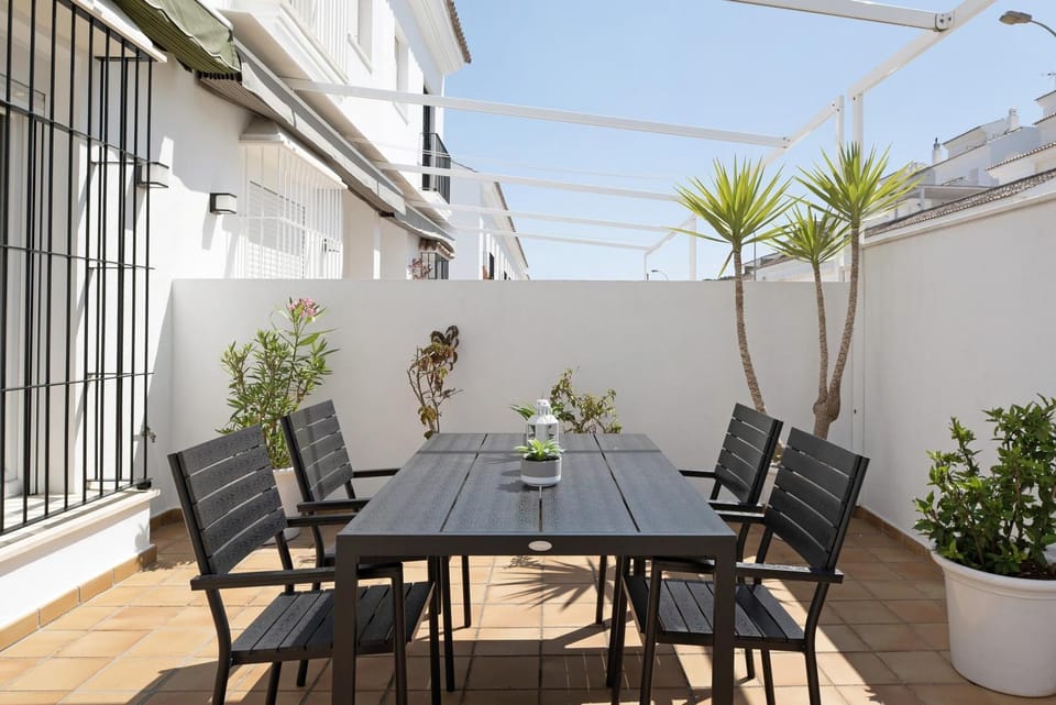 Property building, Balcony/Terrace, Living room