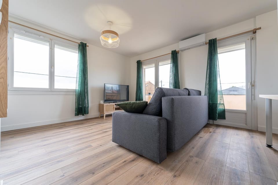 Communal lounge/ TV room, TV and multimedia, Living room, Seating area