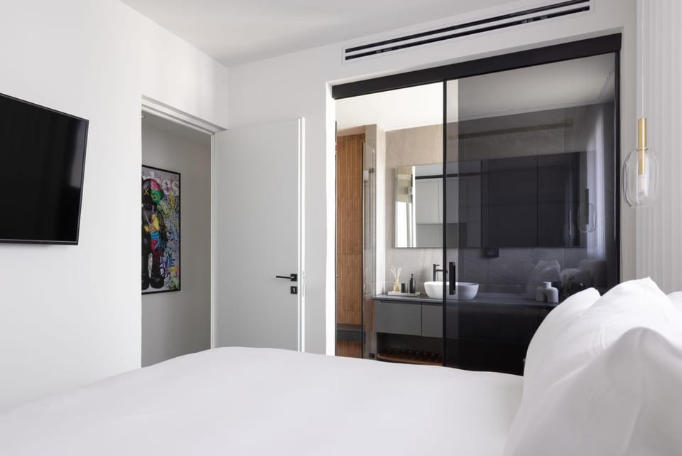 Bed, TV and multimedia, Bedroom