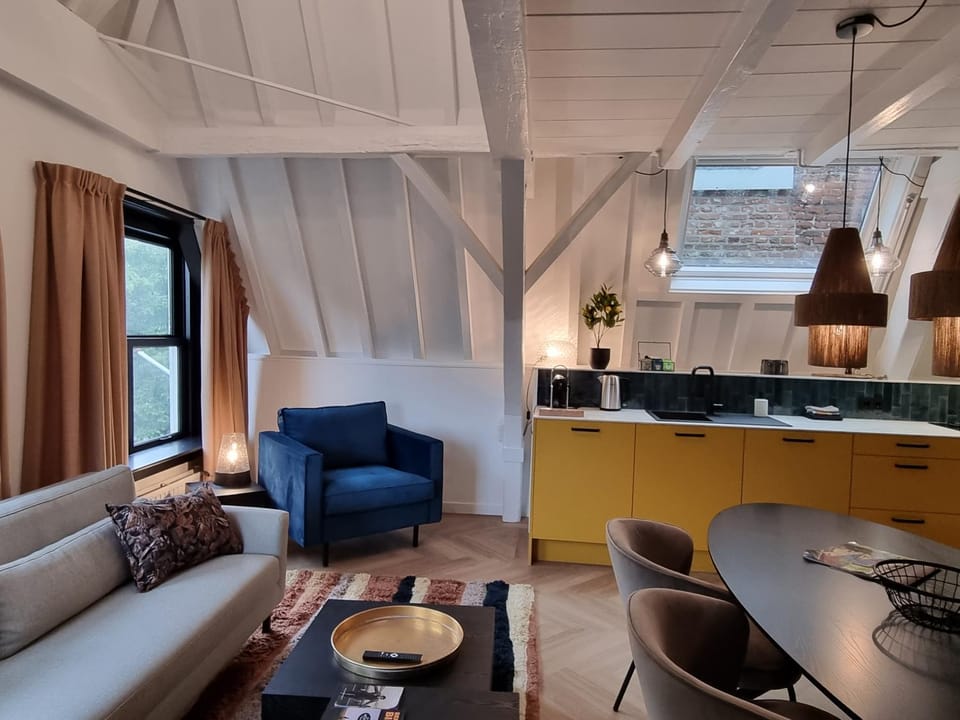 Kitchen or kitchenette, Living room, Seating area, Dining area