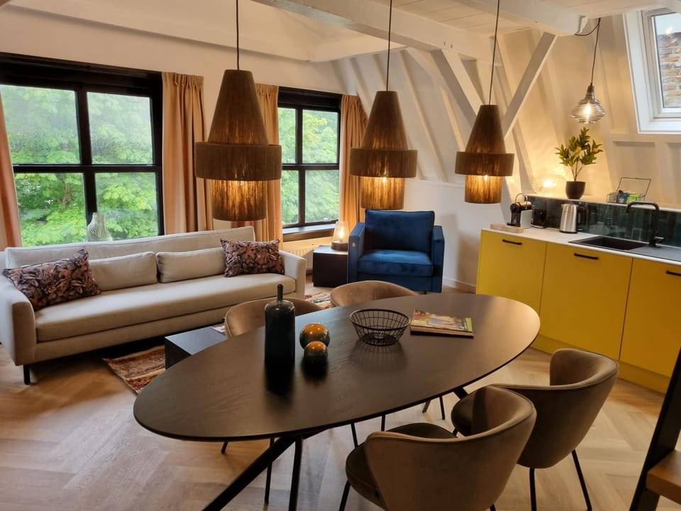 Kitchen or kitchenette, Living room, Seating area, Dining area