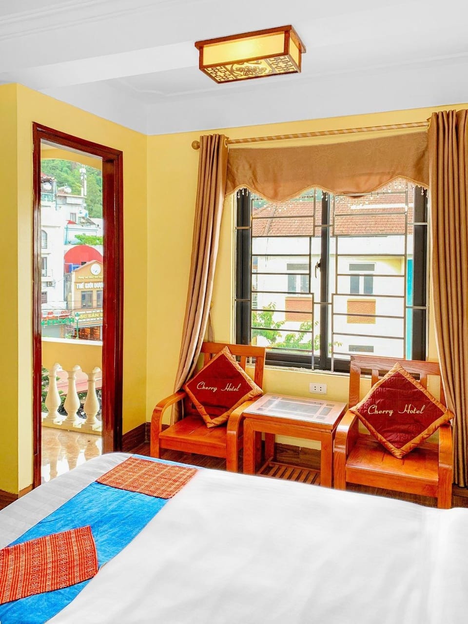 Bed, Seating area, Bedroom