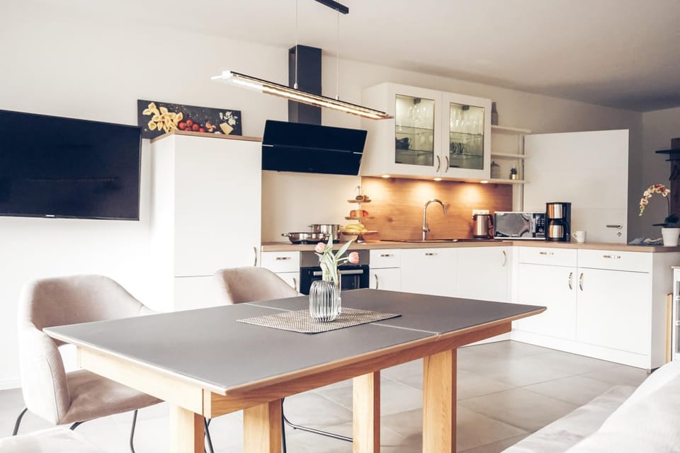 Kitchen or kitchenette, Seating area, Dining area