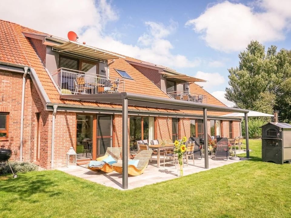 Property building, Garden, sunbed