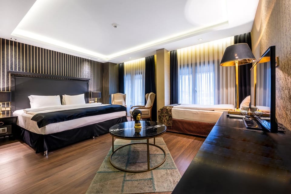 Bed, TV and multimedia, Living room, Photo of the whole room, Seating area, Bedroom