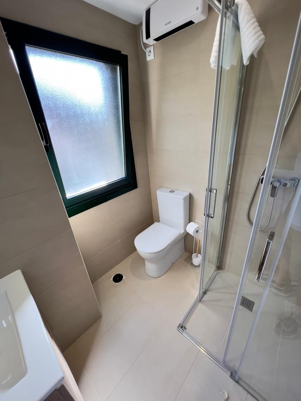 Shower, Toilet, Bathroom, towels