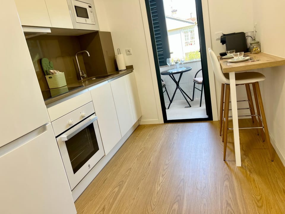 Kitchen or kitchenette, Dining area, minibar, oven, pet friendly, stove, toaster