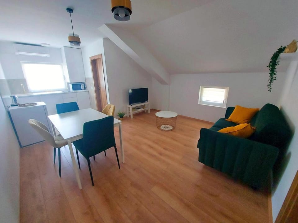 Communal lounge/ TV room, TV and multimedia, Living room, Seating area, Dining area
