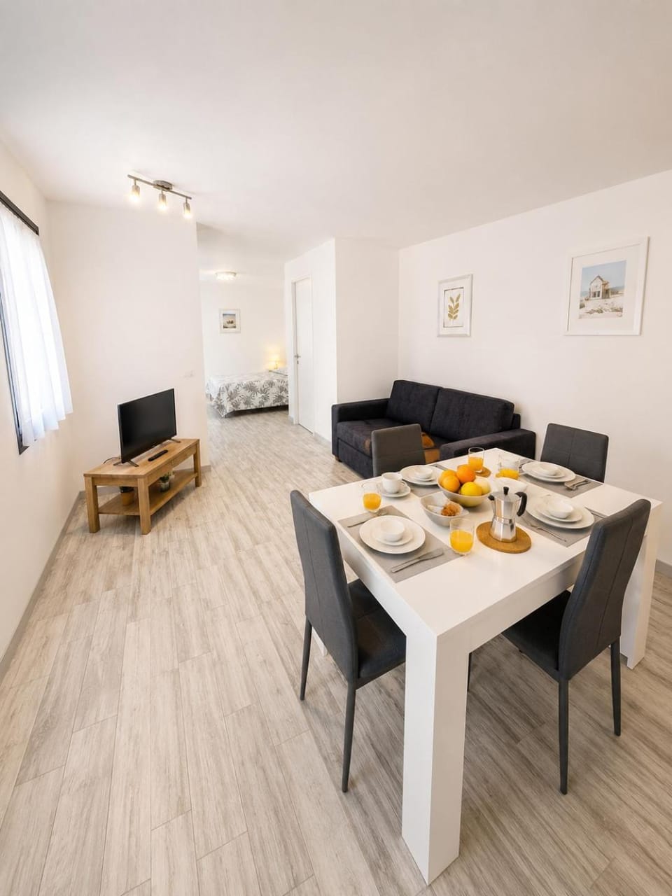 Bed, Dining area