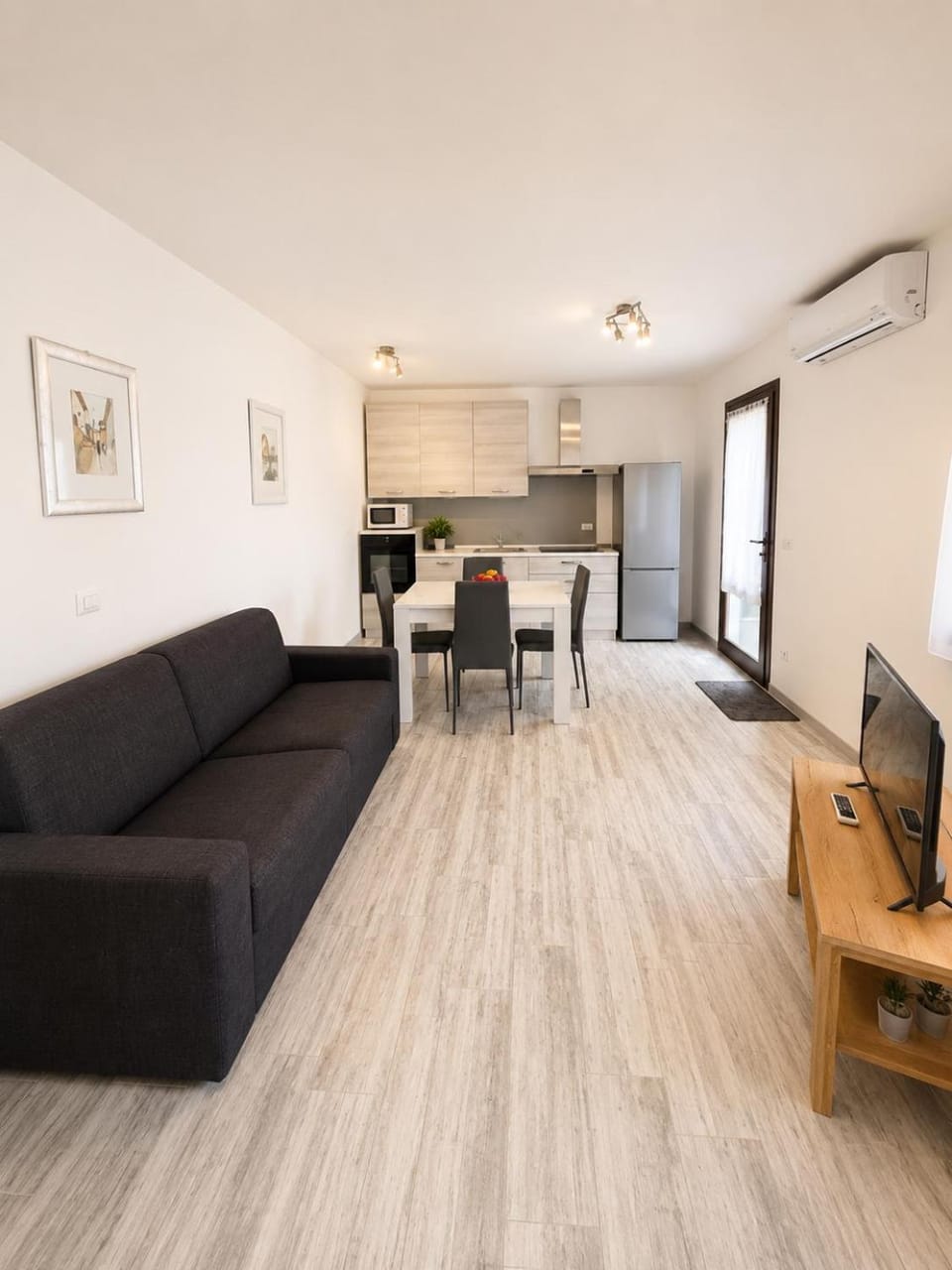 Kitchen or kitchenette, Dining area, microwave
