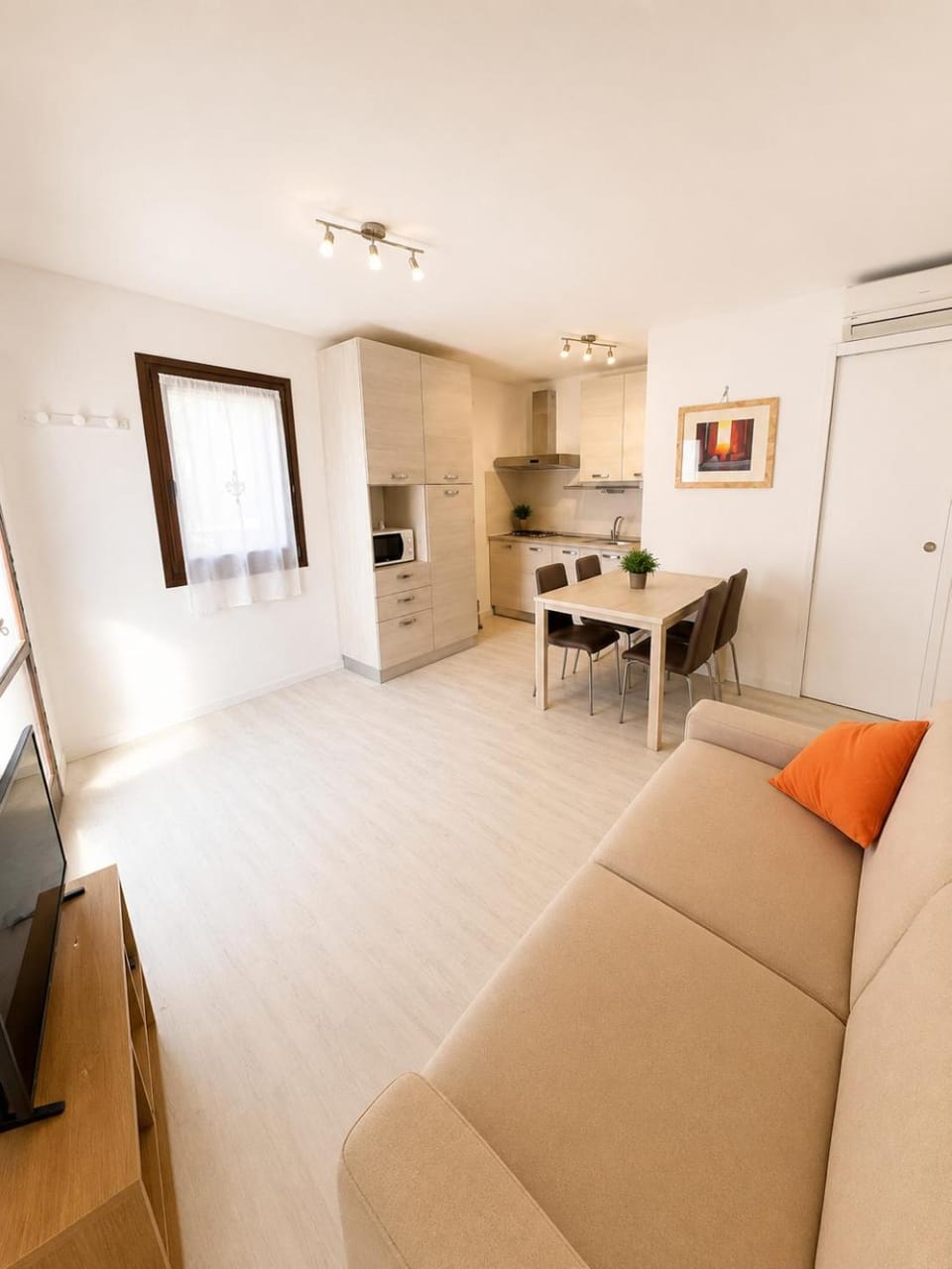 Kitchen or kitchenette, Dining area, microwave
