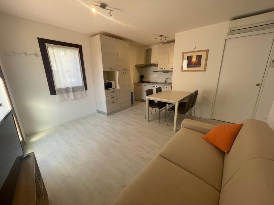 Kitchen or kitchenette, Dining area, minibar