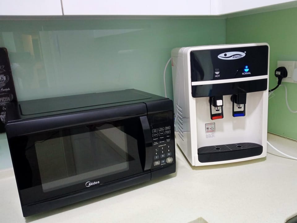 Kitchen or kitchenette, minibar