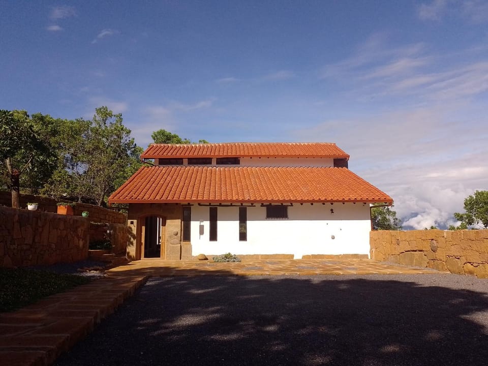 Color Marron casa de campo House in Santander, Colombia