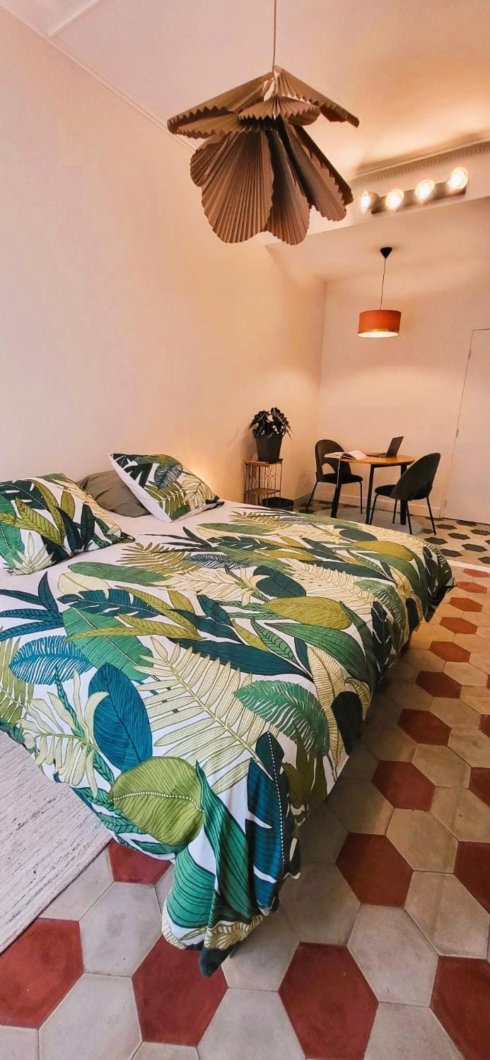 Bed, Photo of the whole room, Seating area, Bedroom
