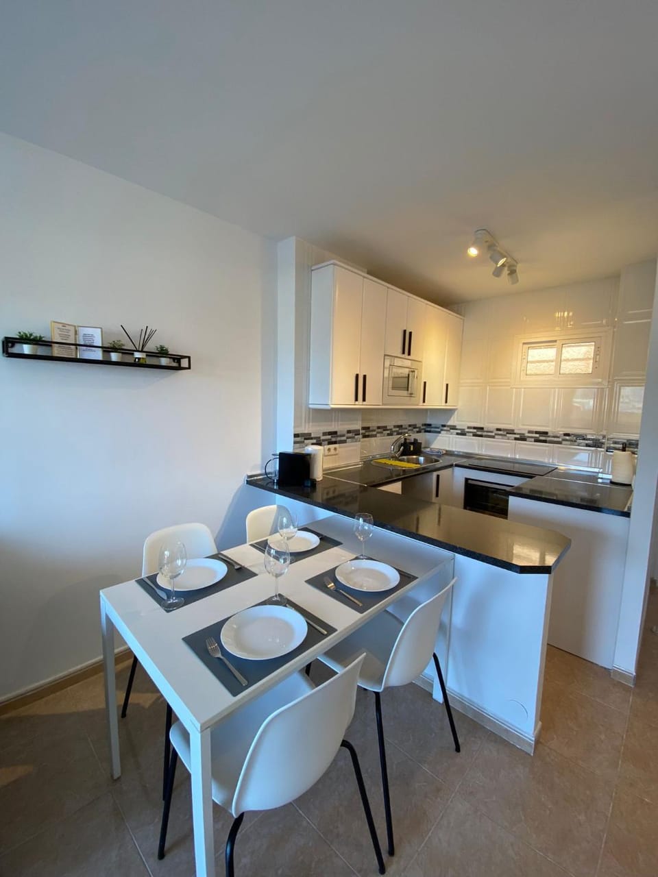 Kitchen or kitchenette, Dining area