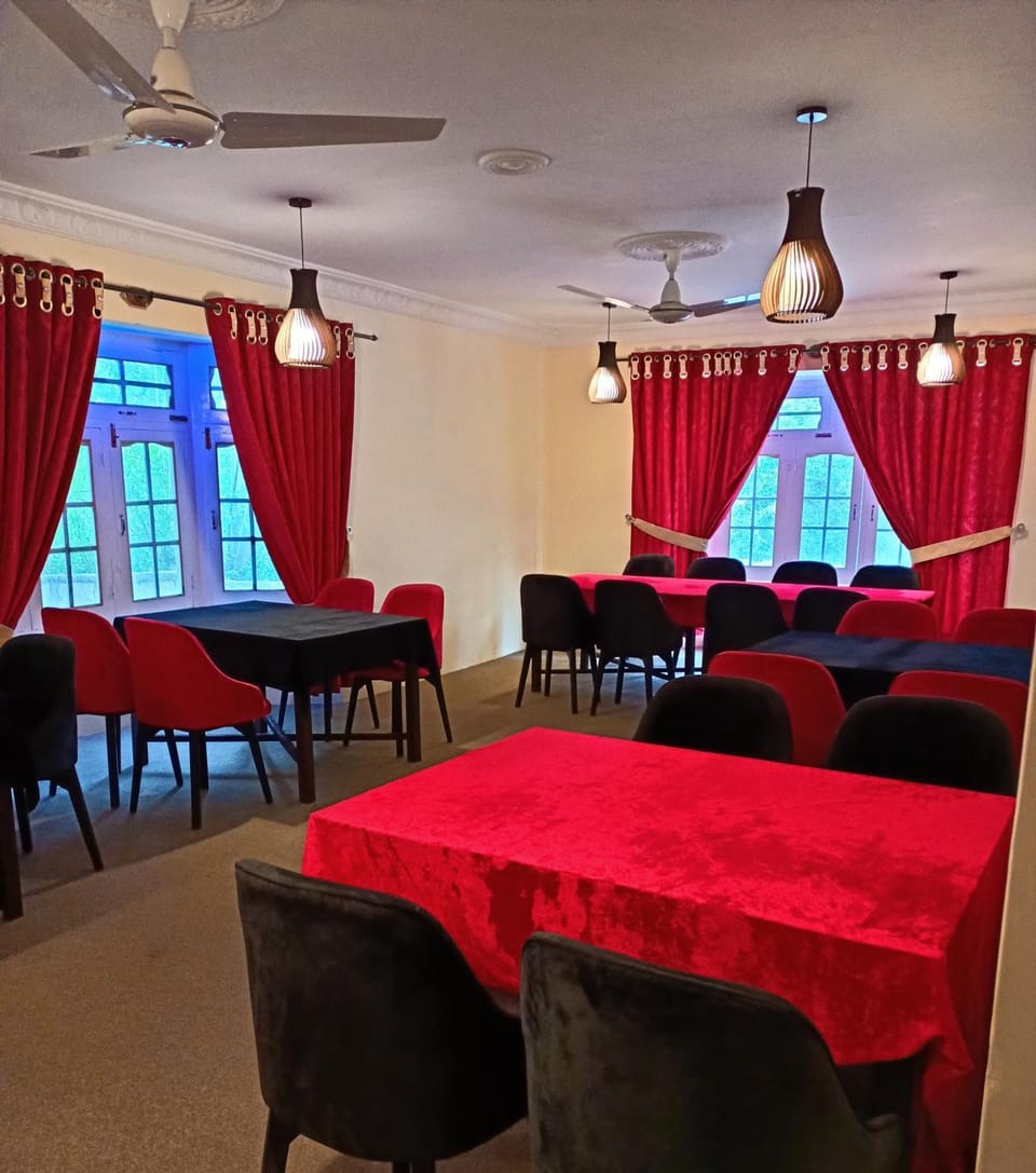 Restaurant/places to eat, Dining area