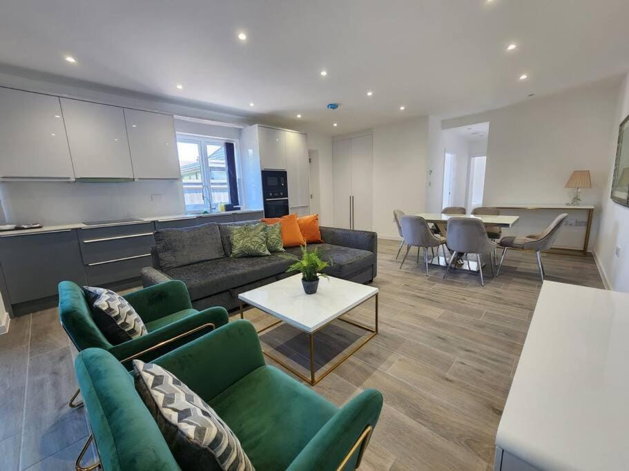 TV and multimedia, Kitchen or kitchenette, Living room, Seating area, Dining area