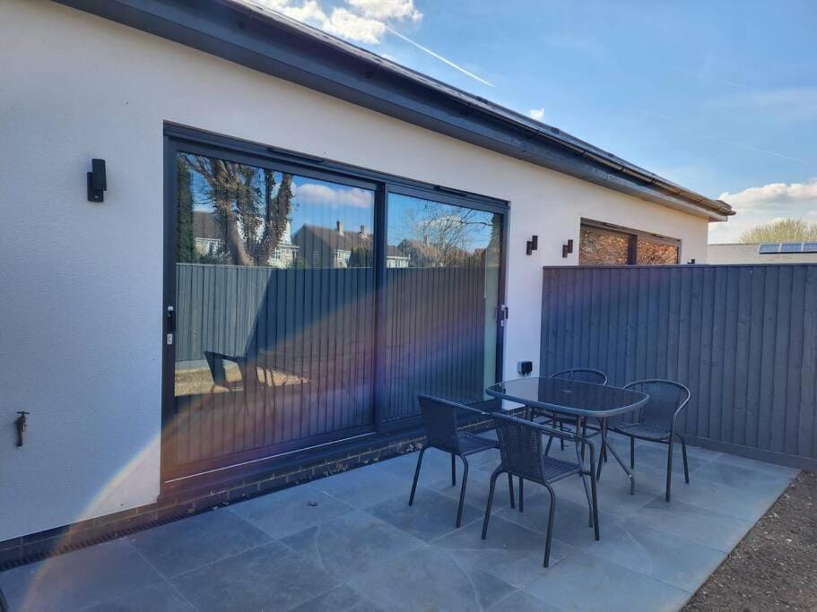 Property building, Patio, Day, Balcony/Terrace
