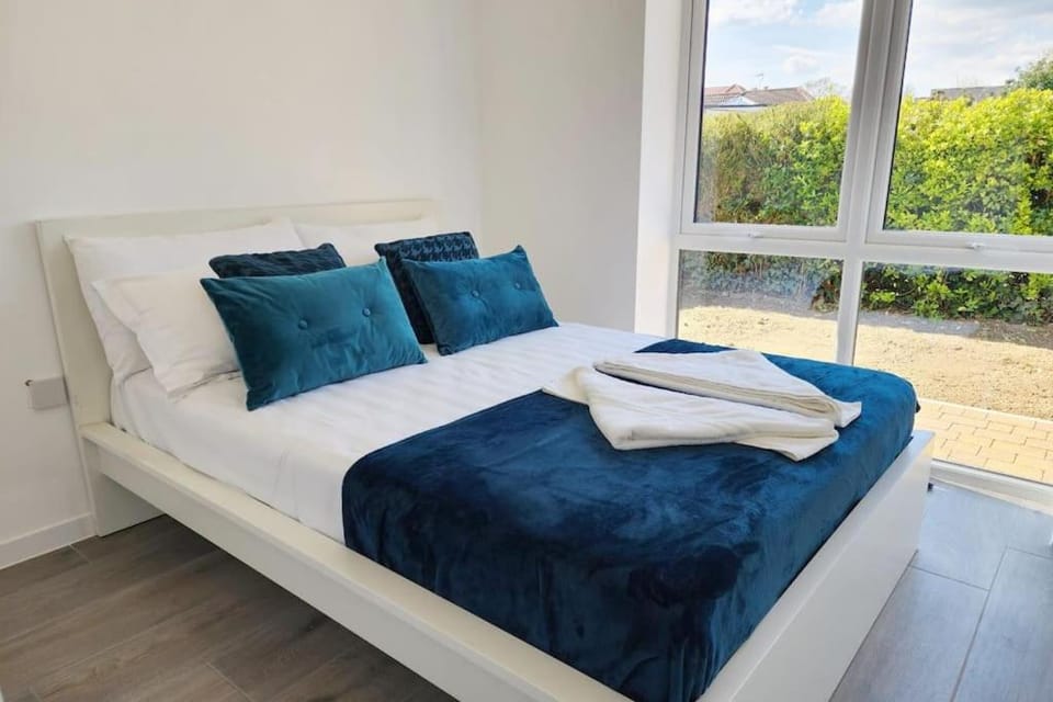 Bed, Photo of the whole room, Bedroom, towels