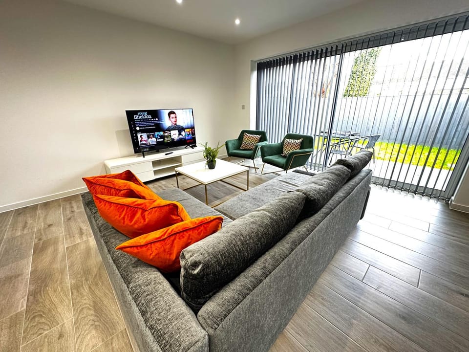 Communal lounge/ TV room, TV and multimedia, Living room, Seating area, Evening entertainment