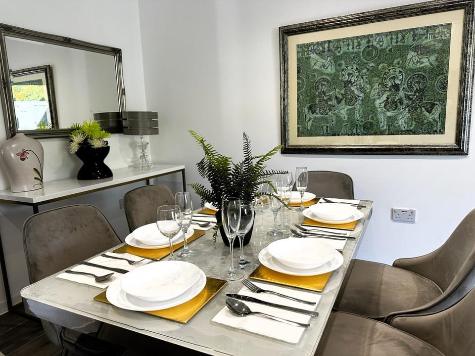 Food and drinks, Seating area, Dining area, Food